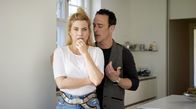 Die Heiland - Wir sind Anwalt – Musical-Star Jenny Wehran (Jeanette Biedermann, l.) und ihr Ehemann Frank (Sascha Tschorn, r.) sind unterschiedlicher Auffassung darüber, wie das gemeinsame Leben und Arbeiten in Zukunft aussehen soll.