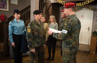 Rote Rosen – v.r. und Rene Rosenthal, r.) verhindern kann (mit Leonie Beuthner, 3.v.l).