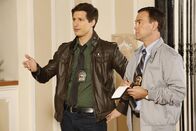 Brooklyn Nine-Nine – Jake (Andy Samberg, l.) und Charles (Joe Lo Truglio)