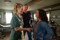 Der Bergdoktor – Lilli (Ronja Forcher, r.) ist überrascht, Karin Bachmeier (Hilde Dalik, l.) in der Praxis ihres Vaters Martin (Hans Sigl, M.) anzutreffen.