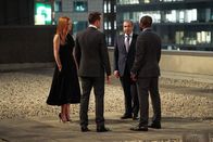 Suits – Harvey (Gabriel Macht 2.v.l.) kämpft darum, dass eine entlassene Kollegin ihren Job zurückbekommt. Hierfür suchen er, Louis (Rick Hoffmann, 2.v.r.), Alex (Dulé Hill, r.) und Donna (Sarah Rafferty, l.) nach einer Lösung.