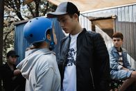 Völlig meschugge?! – Charly (Nelly Hoffmann, l.) stellt Hamids großen Bruder Raduan (Leo Farahwaschy, r.) zur Rede: Hat er etwas mit den Handydiebstählen an der Schule zu tun?