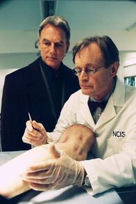 Navy CIS – Zusammen mit Ducky (David McCallum, r.) findet Gibbs (Mark Harmon, l.) heraus, wem der Fuß aus der Mülltonne gehört. Doch dann finden sie sich schnell in einem Netz aus Lügen und Betrug wieder ...