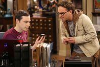 The Big Bang Theory – Können es nicht fassen, dass Stephen Hawking positiv auf Sheldons Anfrage reagiert und mit ihm das Online-Spiel "Words with Friends" spielen möchte: Sheldon (Jim Parsons, l.) und Leonard (Johnny Galecki, r.) ...