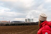 Dok 1 – Klimaretter Atomkraft ? Lisa Gadenstätter vor dem AKW Mochovce.