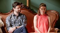 Rote Rosen – Valerie (Maike Johanna Reuter, r.) ist kurz davor, ihren Wunschkaiserschnitt mit einem unseriösen Kredit zu finanzieren. Kann Julius (Jan Stapelfeldt, l.) über seinen Schatten springen und einen Schritt auf Valerie zugehen, um sie davon abzuhalten?