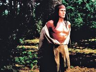 Apachen – MDR Fernsehen APACHEN Uhr. Der junge Mimbreno-Häuptling Ulzana (Gojko Mitic) ist in eine Falle der weißen Trapper geraten. Obwohl sie ihn an einen Baum gefesselt und ausgepeitscht haben, kann Ulzana sich schließlich mit der Hilfe seines Vaters Nana befreien.