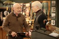 Last Man Standing – Ed (Hector Elizondo, l.); Kyle (Christoph Sanders, r.)