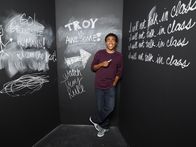 Community – (2. Staffel) - Nimmt an der Lerngruppe teil: Troy (Donald Glover), früherer High School Quarterback, der durch Abed das Nerd-Dasein entdeckt ...
