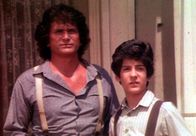 Unsere kleine Farm – Jede Nacht schlägt sich Jonathan um die Ohren um nach den Ausreißern zu suchen. Charles (Michael Landon, l.) und Albert (Matthew Laborteaux, r.) überlegen, wie sie ihrem Freund helfen können.