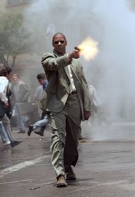 Mann unter Feuer – Nach der Entführung seines kleinen Schützlings schwört Creasy (Denzel Washington), sich erbarmungslos als "Mann unter Feuer" an den Männern zu rächen, die ihm seine mittlerweile ans Herz gewachsene Pita gekidnappt haben ...