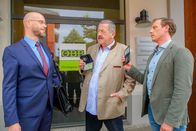 Die Rosenheim-Cops – Die Kommissare Hofer (Joseph Hannesschläger, M.) und Bach (Patrick Kalupa, r.) erhoffen sich von Banker Jan-Oliver Tengenstein (Christian Baumann, l.) genauere Auskünfte zu den Vermögensverhältnissen des Opfers.