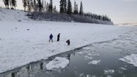 Alaska - Eisige Tradition – Jody Potts-Joseph, Jamey Joseph, and Denali Black gather water from the river for their camp. (National Geographic)