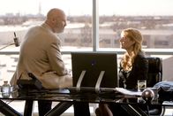Iron Man – Findet Pepper Potts (Gwyneth Paltrow, r.) im Büro des stellvertretenden Geschäftsführers Obadiah Stane (Jeff Bridges, l.) belastende Beweise und kann ihren Chef Tony Stark vor dem geldgierigen, skrupellosen Geschäftsmann retten?