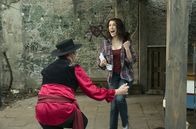 Weissensee – ARD WEISSENSEE, IV. Staffel (6 neue Folgen), Folge 23 "Geliehenes Glück" Uhr im Ersten. Peter Görlitz (Stephan Grossmann, l.) überrascht Nicole Henning (Claudia Mehnert, r.) mit Flugtickets nach Mallorca.