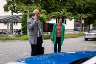 Die Rosenheim-Cops – Polizeidirektor Achtziger (Alexander Duda, l.) und Miriam Stockl (Marisa Burger, r.) treffen auf dem Weg ins Kommissariat aufeinander.