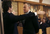 Scrubs - Die Anfänger – J.D.s Vorstellung: Dr. Cox (John C. McGinley, r.) nimmt Abschied von J.D. (Zach Braff, l.) ...