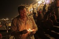 Expedition ins Unbekannte – Josh Gates performs his own form of Puja.