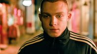 Kino aus Osteuropa: Norwegian Dream – Robert (Hubert Miłkowski) fällt es schwer, sich der herausfordernden Art von Ivar zu öffnen.; MDR FERNSEHEN NORWEGIAN DREAM Uhr. Ab 16.10.2024, 23:40 Uhr in der ARD-Mediathek. Robert (Hubert Miłkowski) fällt es schwer, sich der herausfordernden Art von Ivar zu öffnen.