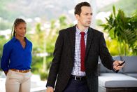 Death in Paradise – Detektive Neville Parker (Ralf Little) und DS Madeleine Dumas (Aude Legastelois) gehen bei dem Fall zunächst von Suizid aus, was sich jedoch bald ändert.