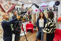 WeltWeit – Korrespondentin Cornelia Primosch mit Melodie Derhy in ihrer Boutique in Paris. Die Geschäftsfrau und Mutter bereitet wegen des wachsenden Antisemitismus ihre Reise nach Israel vor.