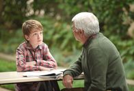The Grinder - immer im Recht – Als Dean Sr. (William Devane, r.) bewusst wird, dass seine Erfolgschancen bei dem Prozess immer kleiner werden, fassen er und Ethan (Connor Kalopsis, l.) einen Plan - eine Art Fluchtplan.