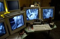 SAW II – Über Computerbildschirme verfolgt Jigsaw jeden Schritt seiner Opfer. Eiskalt plant er die nächsten tödlichen Schritte ...