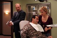 Monk – v.li.: Leland Stottlemeyer (Ted Levine), Adrian Monk (Tony Shalhoub), Natalie Teeger (Traylor Howard).