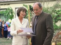 Meine große Liebe – Vera Klunert (Thekla Carola Wied) präsentiert ihrem Mann Andreas (Michael Mendl) "Geburtstagsgrüße".