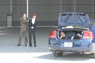 Navy CIS – Um Jenny Shepard (Lauren Holly, M.) aus den Fängen des Entführers (Connor Trinneer, l.) freizubekommen, hat Gibbs (Mark Harmon, r.) eine gefährliche Idee ...