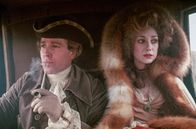 Barry Lyndon – Redmond Barry (Ryan O'Neal) lebt viele Leben. Erst Deserteur, dann Glücksspieler, lernt er am Spieltisch die schöne und reiche Lady Lyndon (Marisa Berenson) kennen.