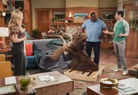 The Neighborhood – (v.l.n.r.) Gemma Johnson (Beth Behrs); Calvin Butler (Cedric the Entertainer); Dave Johnson (Max Greenfield)