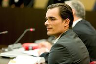 Wilsberg – Der Angeklagte Richard Breiderhoff (Hannes Wegener) vor Gericht. Ihm wird der Mord an seiner Ehefrau zur Last gelegt.