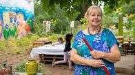 Garten & Lecker – In der dritten Folge geht es in den 1.600 Quadratmeter großen Gemeinschaftsgarten Tausendschön nach Minden. Hier gärtnert, werkelt, kocht und imkert Elisabeth Schmelzer ehrenamtlich gemeinsam mit Menschen aus aller Welt – Deutschen und Migranten. Seit 2015 sät und pflanzt die ehemalige Betriebswirtin dort eine bunte Vielfalt an Gemüse und Obst und kümmert sich tatkräftig um Nachhaltigkeit und Umweltschutz.