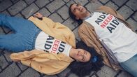 It's a Sin – Um auf die verheerenden Auswirkungen von AIDS auf die Gesellschaft aufmerksam zu machen, sind Jill (Lydia West) und Ash (Nathaniel Curtis) an einer Demonstration in der Innenstadt beteiligt. Für sie steht alles auf dem Spiel und es gibt kein Zurück.