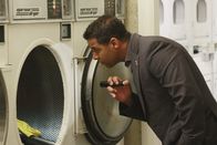 Castle – Nachdem die Leiche von Sara Manning aus dem Trockner entfernt wurde, macht sich Javier Esposito (Jon Huertas) auf die Suche nach Hinweisen.