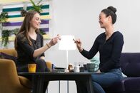 Princess of Science – Chemikerin Sophie Gutenthaler zeigt "Princess of Science"- Physikerin Linh welche "Seltenen Erden" sich in einem Handy befinden - und erklärt wofür sie da sind.