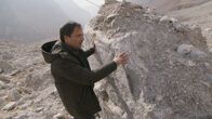 Im Angesicht der Katastrophe – Der Geologe Ranjan Kumar Dahal spricht über die Gesteinsablagerungen der Lawine in Langtang. (National Geographic/Steve Organ)