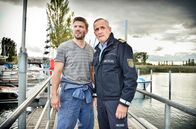 WaPo Bodensee – Tödlicher Hass auf den Nachbarn: Paul Schott (Tim Wilde, r.) verhört Sepp Romberg (Hans-Caspar Gattiker, l.), auch er hat ein Mordmotiv.