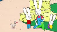 Simon – Auf dem Bauernhof zeigt Bäuerin Isabella (M. r.) den neugierigen Kindern Simon M. (l.) und Franz (r.) ihre Tiere. Ente Poppy (l.) schaut aufmerksam zu.