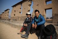 Spuren verlorener Städte mit Albert Lin – Peru - Amelia Perez Trujillo (L) und Albert Lin im Tempel von Viracocha.