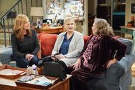 Mom – (v.l.n.r.) Bonnie (Allison Janney), Tammy (Kristen Johnston), Cookie (Kathleen Turner)