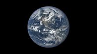 Spacetime – Ein großer Teil der Erdanziehung wird durch den inneren Erdkern und dessen hohe Masse bestimmt.