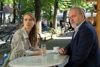 Der Alte – Hauptkommissar Richard Voss (Jan-Gregor Kremp, r.) trifft sich mit Nina Keppler (Odine Johne, l.) in einem Café, um herauszufinden wer Ninas Stalker ist.