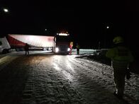 Ice Road Rescue - Extremrettung in Norwegen – Overhalla, Norway - A truck has slipped on the slippery road, blocking other cars to pass.