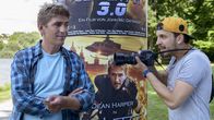 Löwenzahn – Fritz Fuchs (Guido Hammesfahr) hat - noch - keine Ahnung, warum der aufdringliche Fotograf Cem (Edin Hasanovic) ihn unbedingt vor die Linse bekommen möchte.