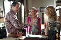 Hart of Dixie – Als alleinerziehender Vater muss Brick (Tim Matheson, l.) seine Töchter Lemon (Jaime King, M.) und Magnolia (Claudia Lee, r.) unter Kontrolle haben, was nicht immer leicht ist ...