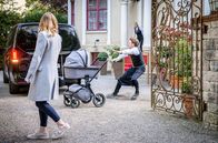 Sturm der Liebe – Theos (Lukas Leibe, r. vorne) Plan, sich bei Yvonne (Tanja Lanäus, r. hinten) unbeliebt zu machen, schlägt fehl.