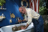 Löwenzahn Classics – Natürlich braucht der herrenlose Hund ein Bad, meint Peter (Peter Lustig). Der Hund ist jedoch anderer Meinung.
