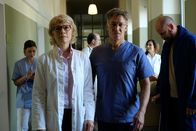 Das Netz - Prometheus – Vorne: Dr. Montgomery (Laura Wilkinson), Georg Trotter (Tobias Moretti)